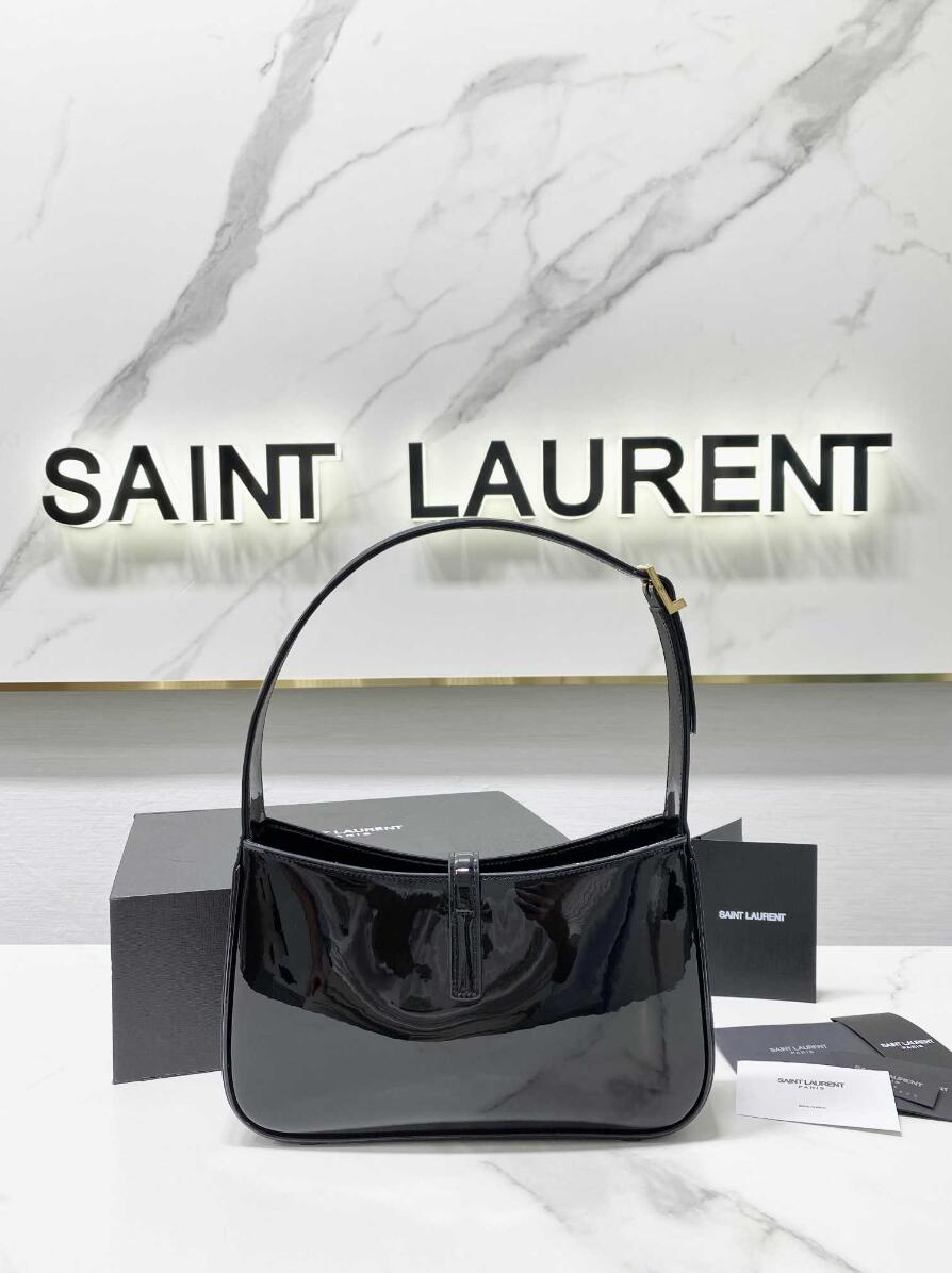 LE 5 À 7 HOBO BAG IN PATENT LEATHER
